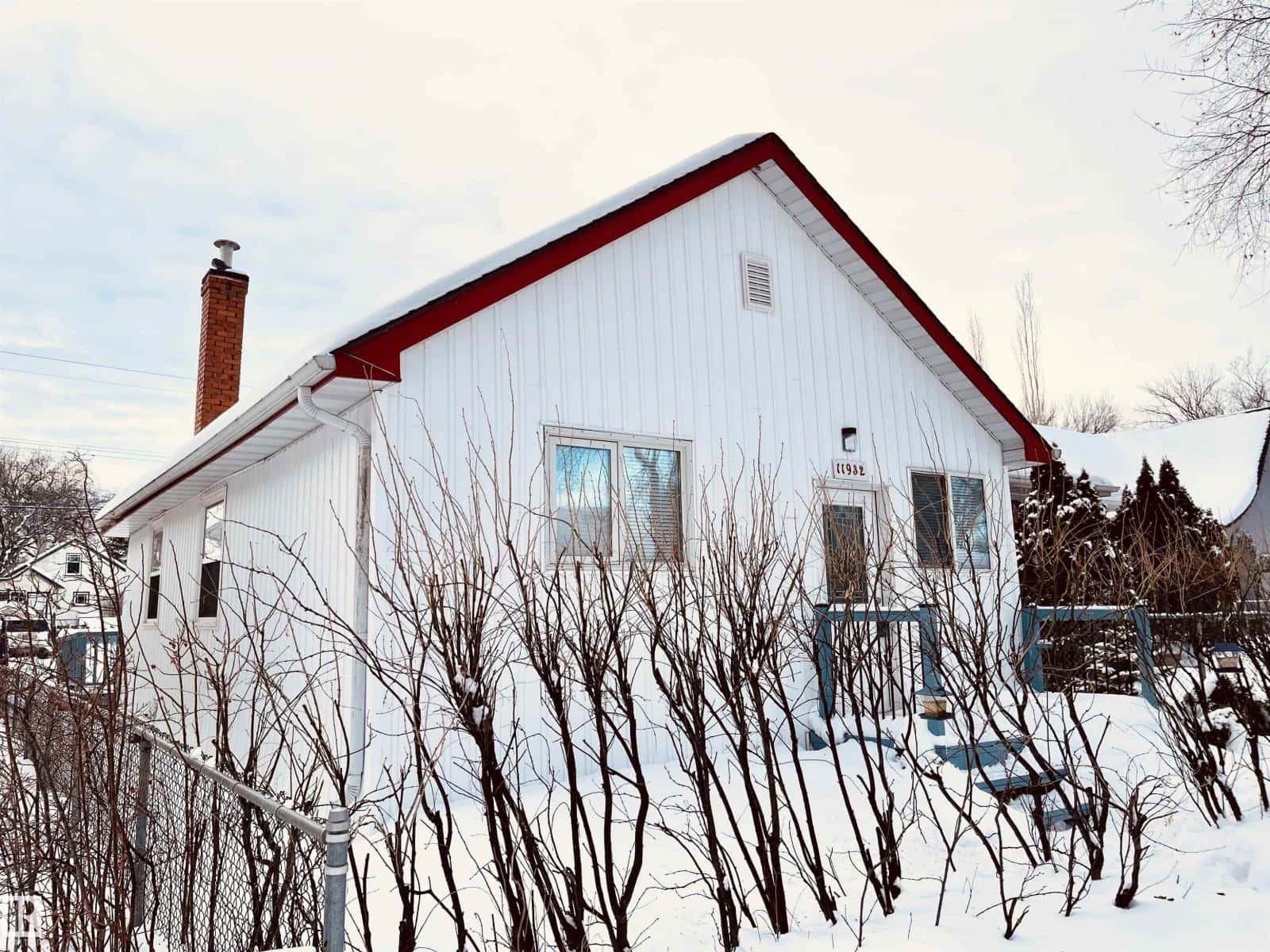 11932 91 ST NW — Edmonton, Alberta - Photo 3 of 50