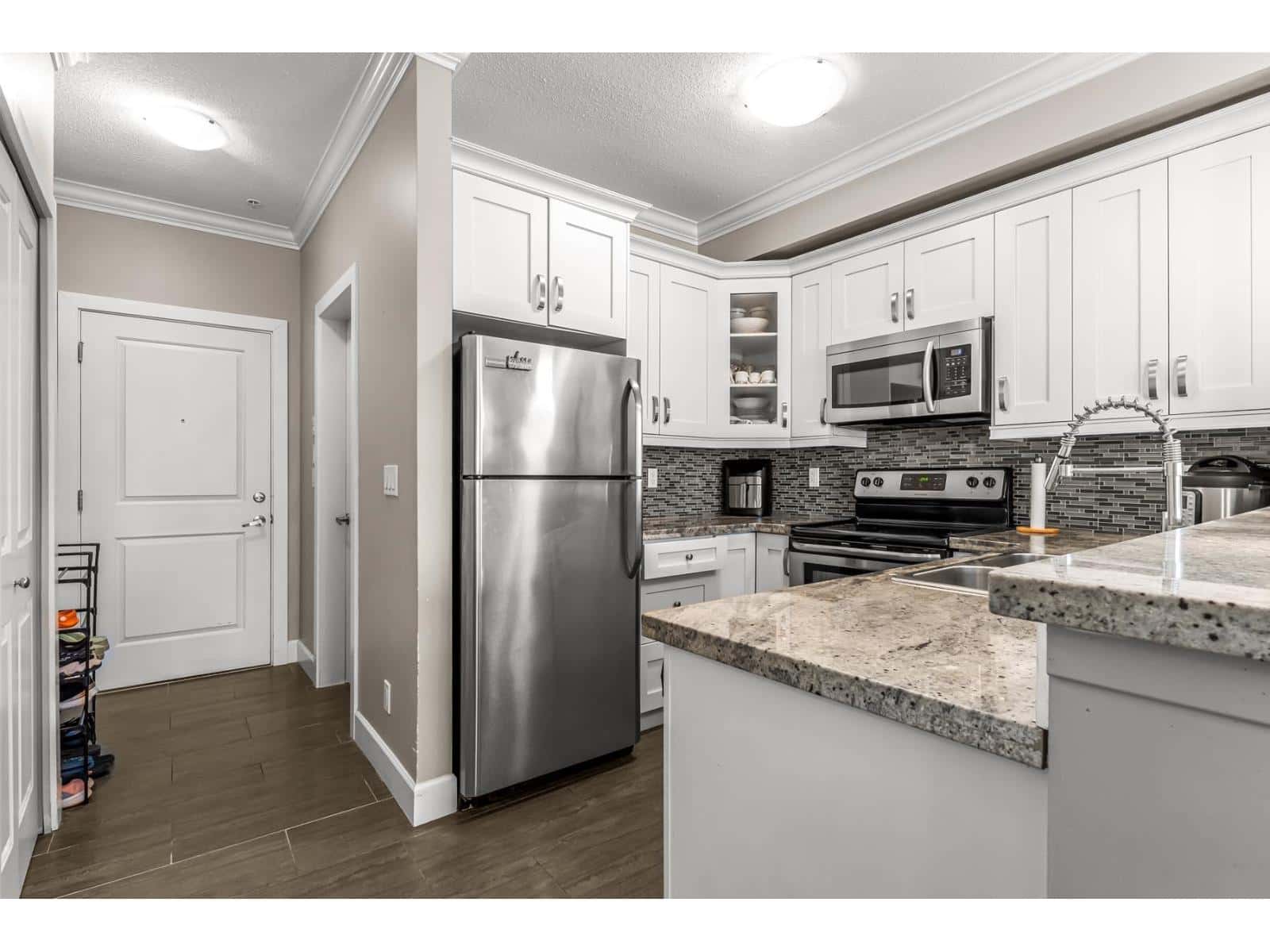 205 13897 FRASER HIGHWAY — Surrey, British Columbia - Photo 4 of 24