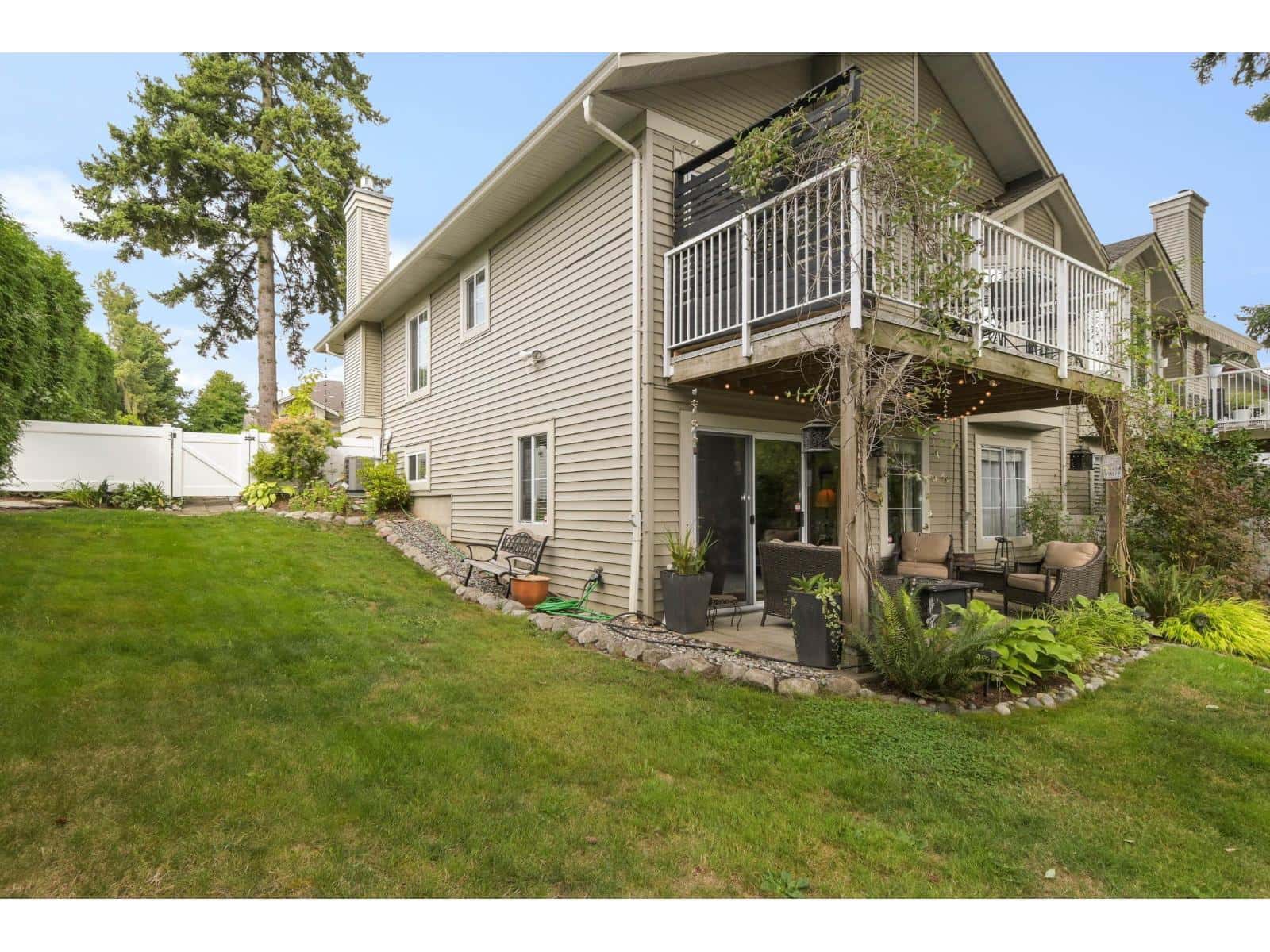 18 16888 80 AVENUE — Surrey, British Columbia - Photo 2 of 36