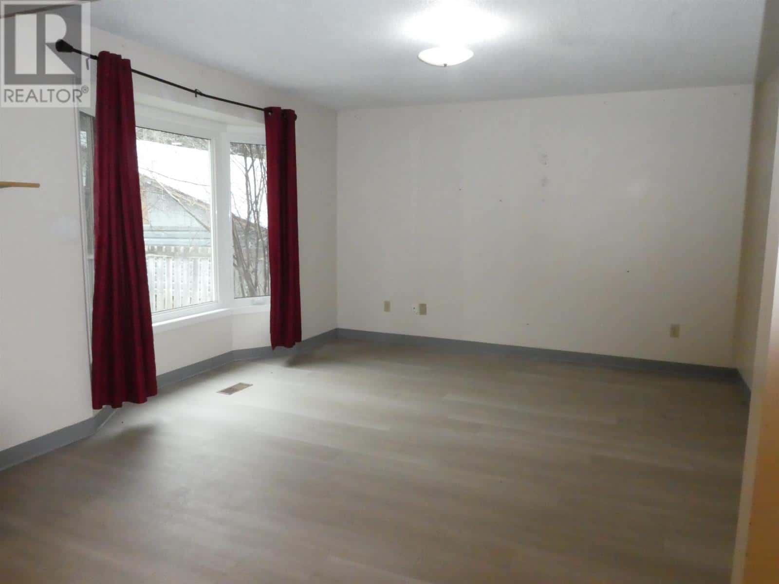 305 Clarke AVE SE — Geraldton, Ontario - Photo 3 of 28