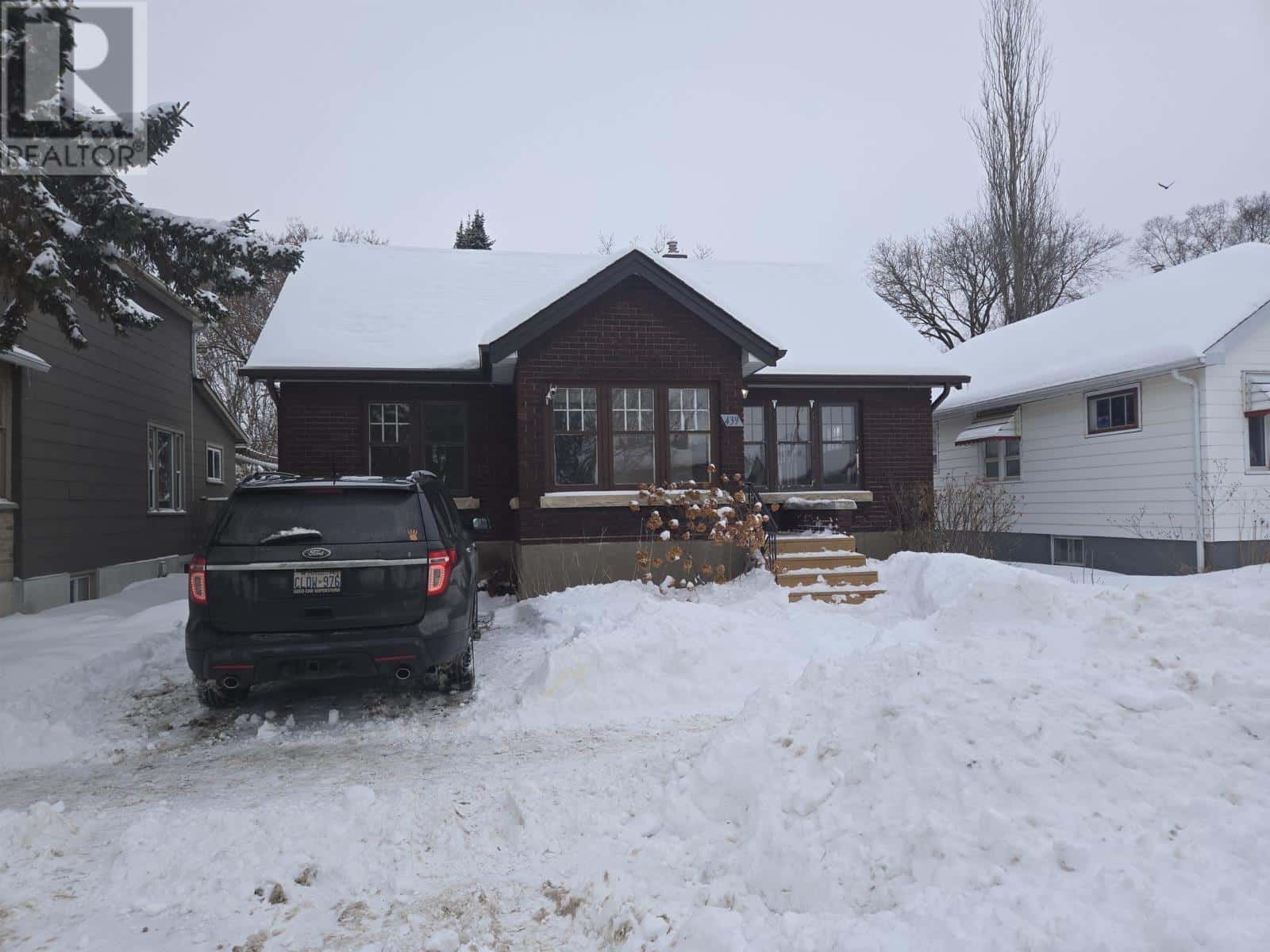 439 Syndicate AVE N — Thunder Bay, Ontario - Photo 4 of 44