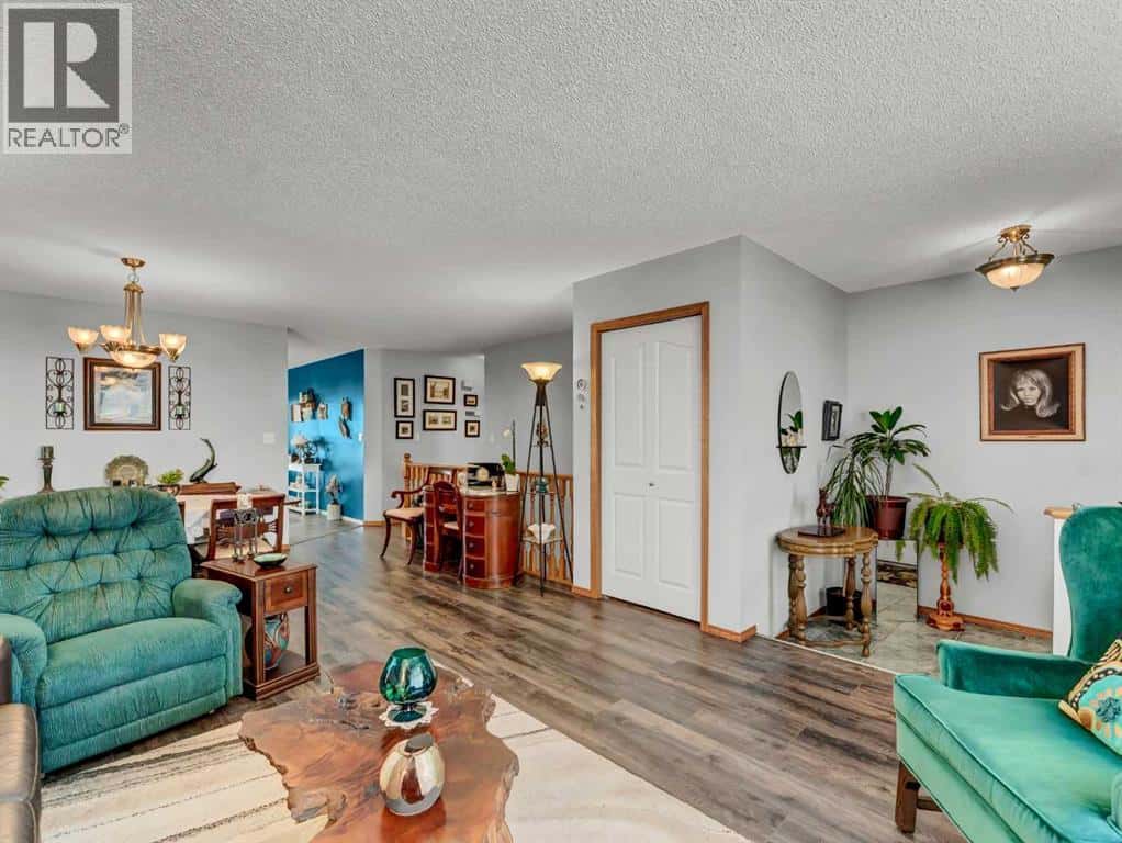 44 Turner Circle SE — Medicine Hat, Alberta - Photo 5 of 50