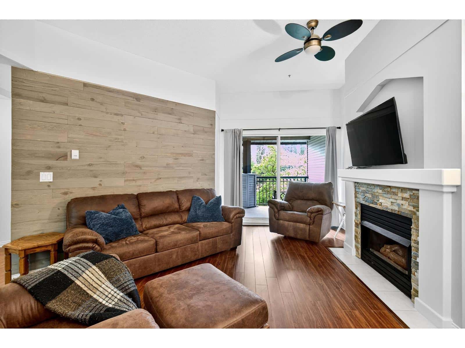 322 19528 FRASER HIGHWAY — Surrey, British Columbia - Photo 3 of 37