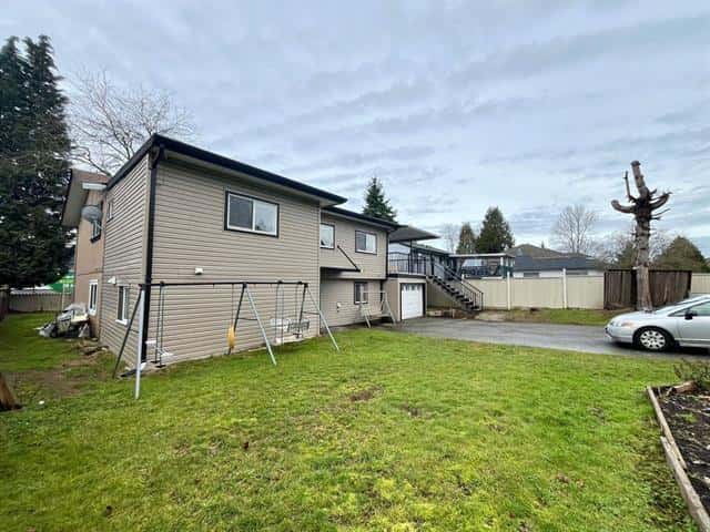 9416 132 STREET — Surrey, British Columbia - Photo 2 of 4
