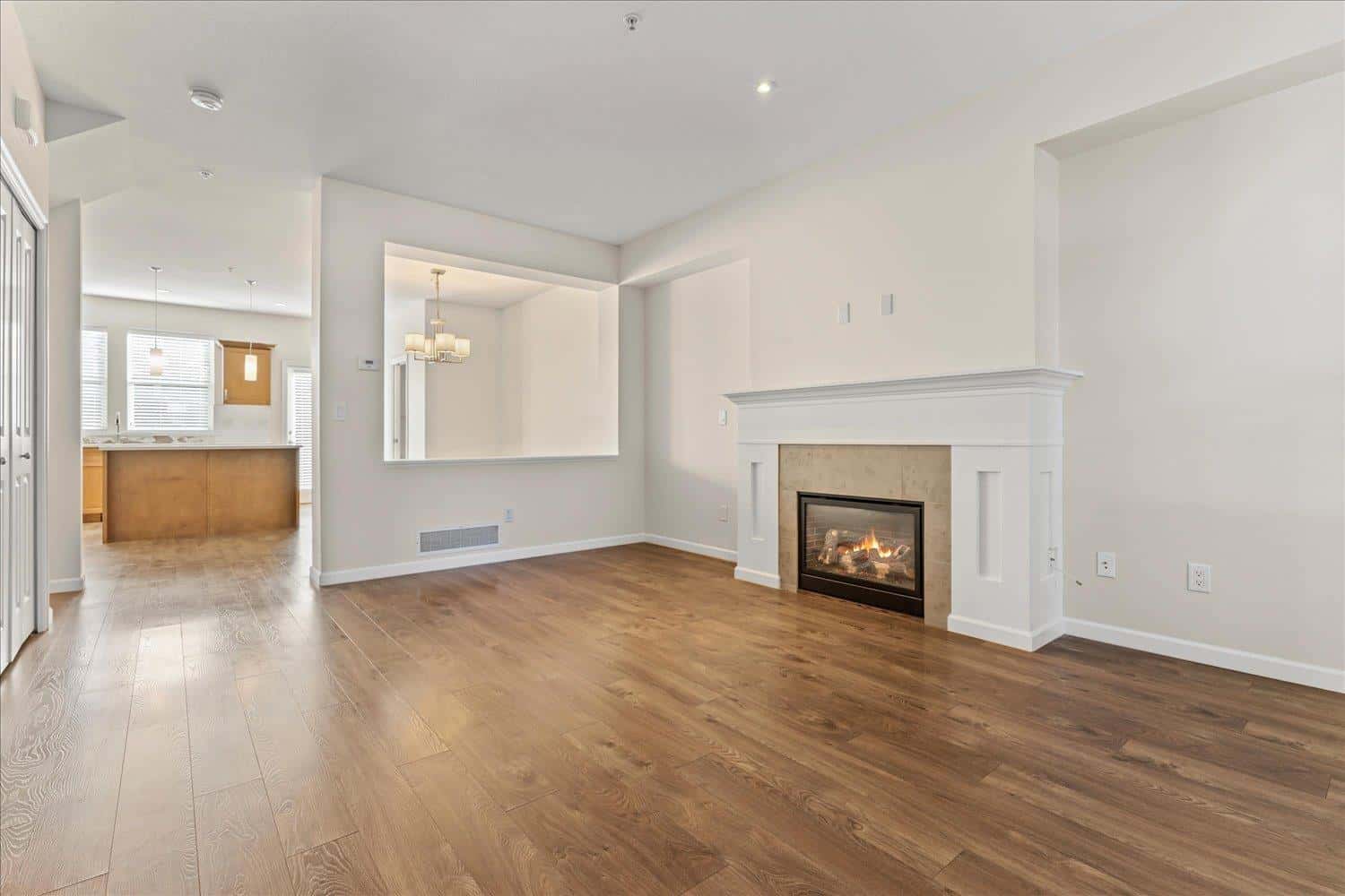 6834 208 STREET — Langley, British Columbia - Photo 4 of 40