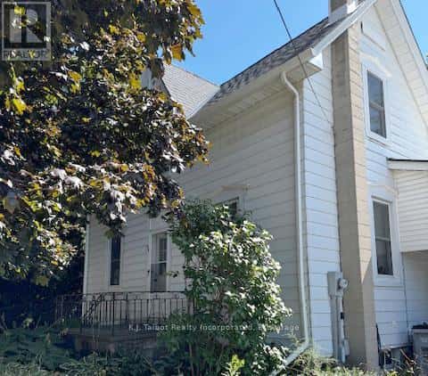 50 MARY STREET N — Central Huron (Clinton), Ontario - Photo 2 of 8