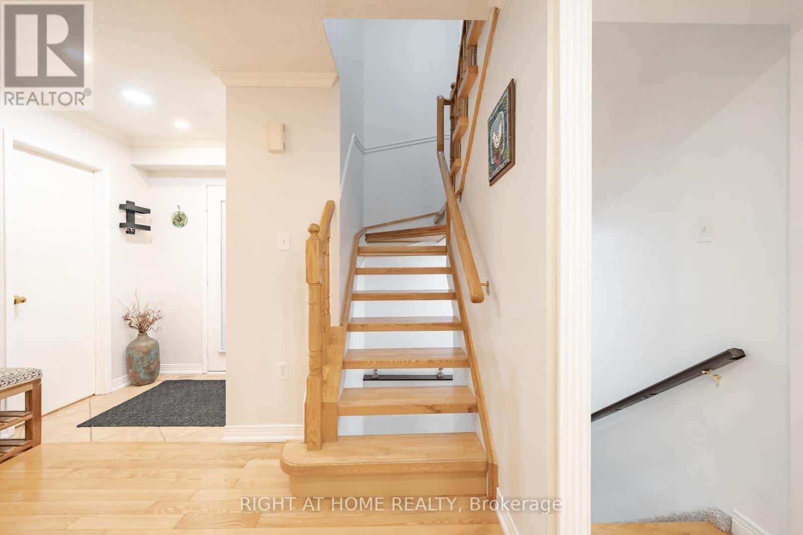 21 - 370 RIDDELL COURT — Newmarket (Gorham-College Manor), Ontario - Photo 4 of 38