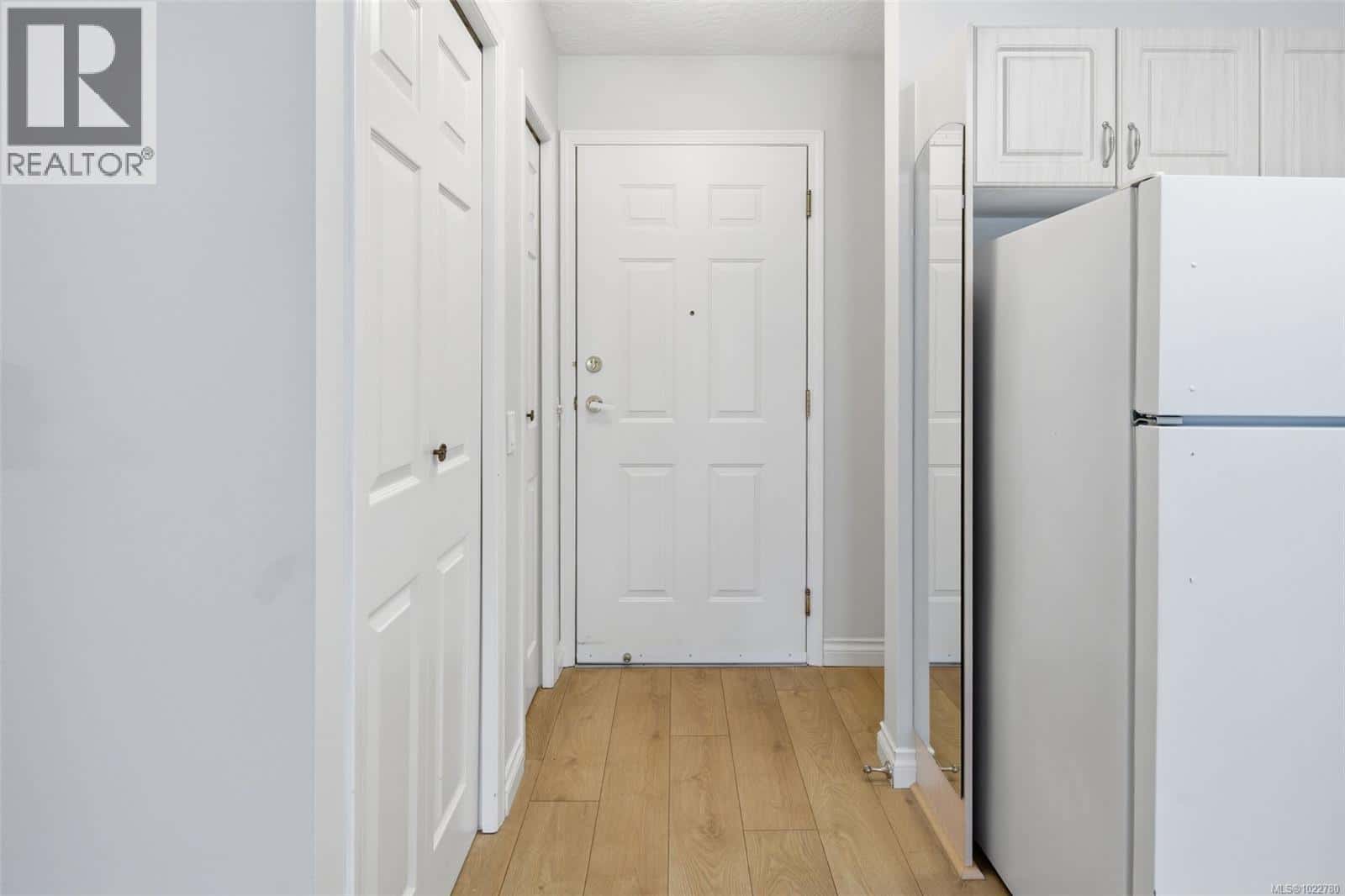 308 1070 Southgate St — Victoria, British Columbia - Photo 4 of 23