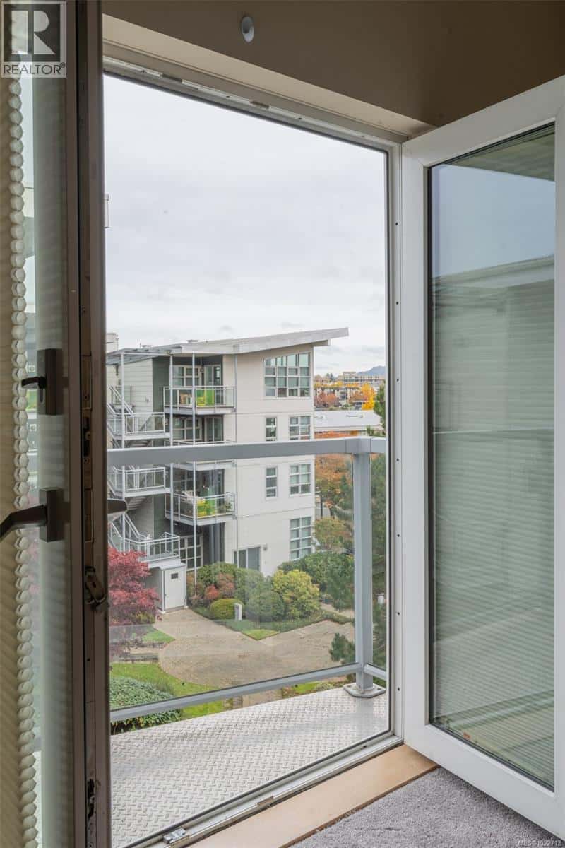 405 787 Tyee Rd — Victoria, British Columbia - Photo 4 of 53