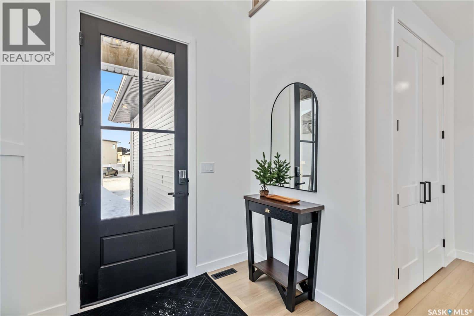 327 Woolf BAY — Saskatoon, Saskatchewan - Photo 2 of 50