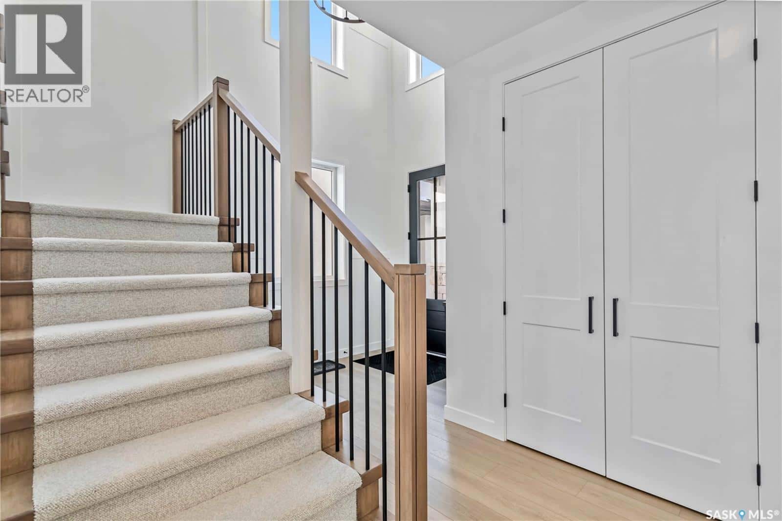 327 Woolf BAY — Saskatoon, Saskatchewan - Photo 3 of 50