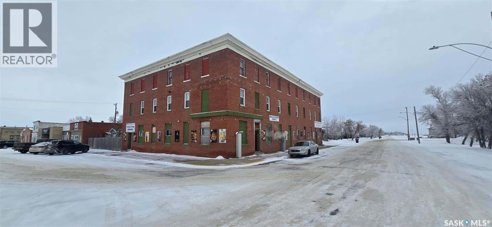 758 Railway AVENUE — Milestone, Saskatchewan - Photo 2 of 18