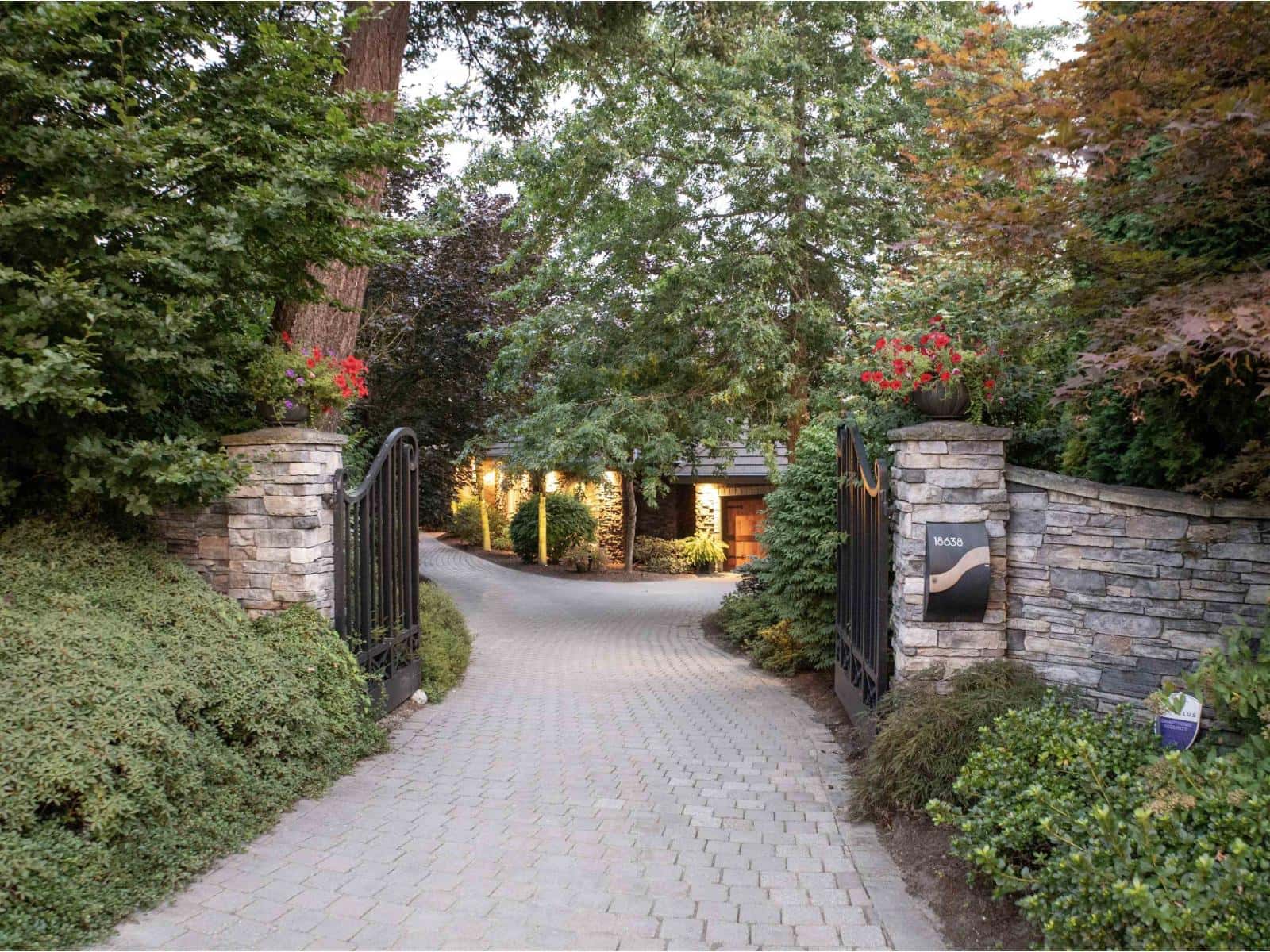 18638 54A AVENUE — Surrey, British Columbia - Photo 3 of 40