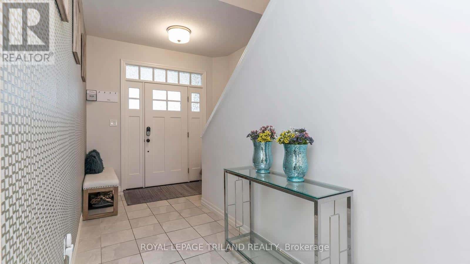 8 CHARTER CREEK COURT — St. Thomas, Ontario - Photo 4 of 36