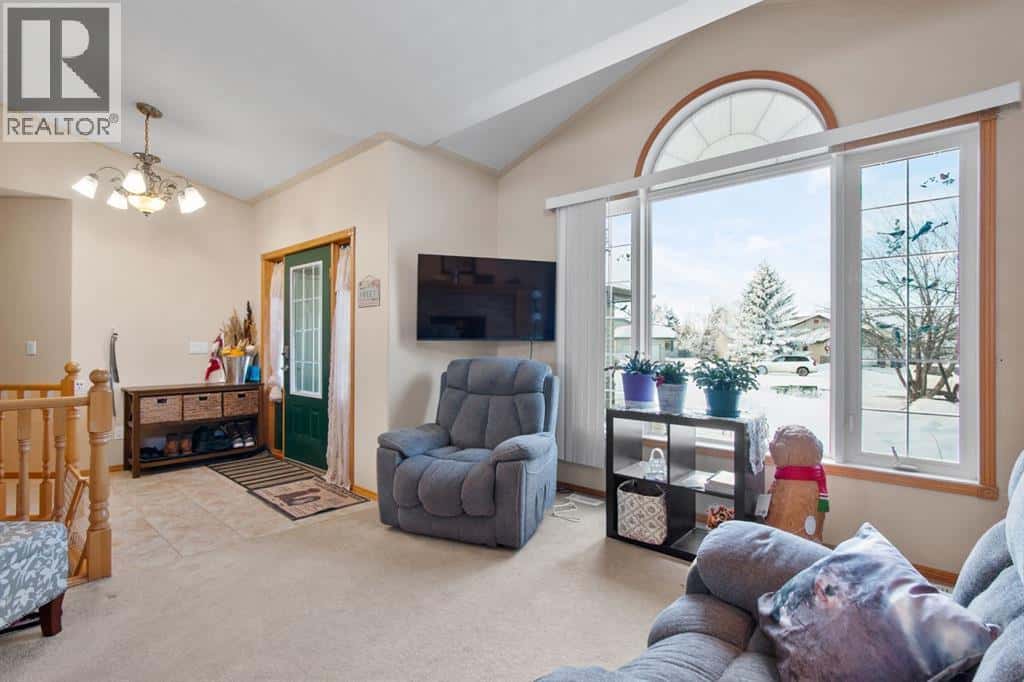 107 MONICA Bay — Carstairs, Alberta - Photo 4 of 42