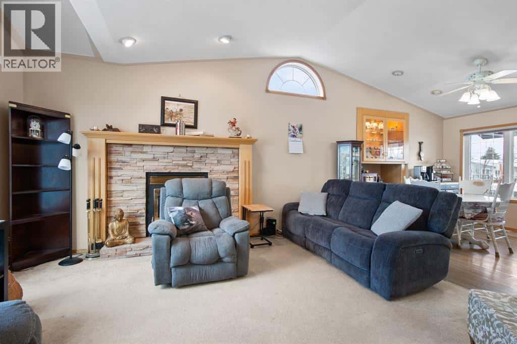 107 MONICA Bay — Carstairs, Alberta - Photo 5 of 42