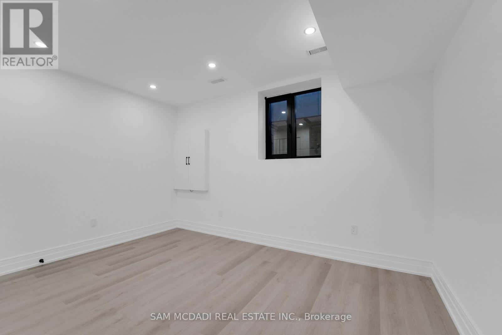 468 SAVILLE CRESCENT — Oakville (WO West), Ontario - Photo 2 of 98