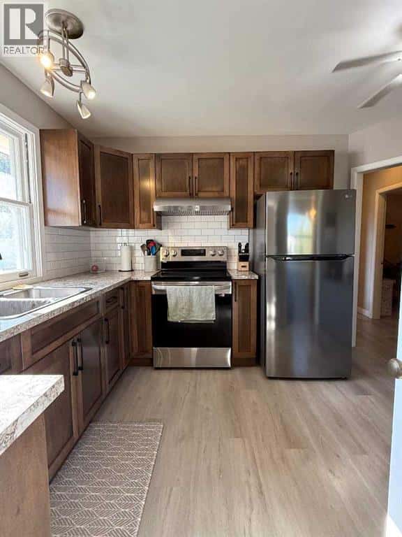 5047 51 Street — Mannville, Alberta - Photo 3 of 31