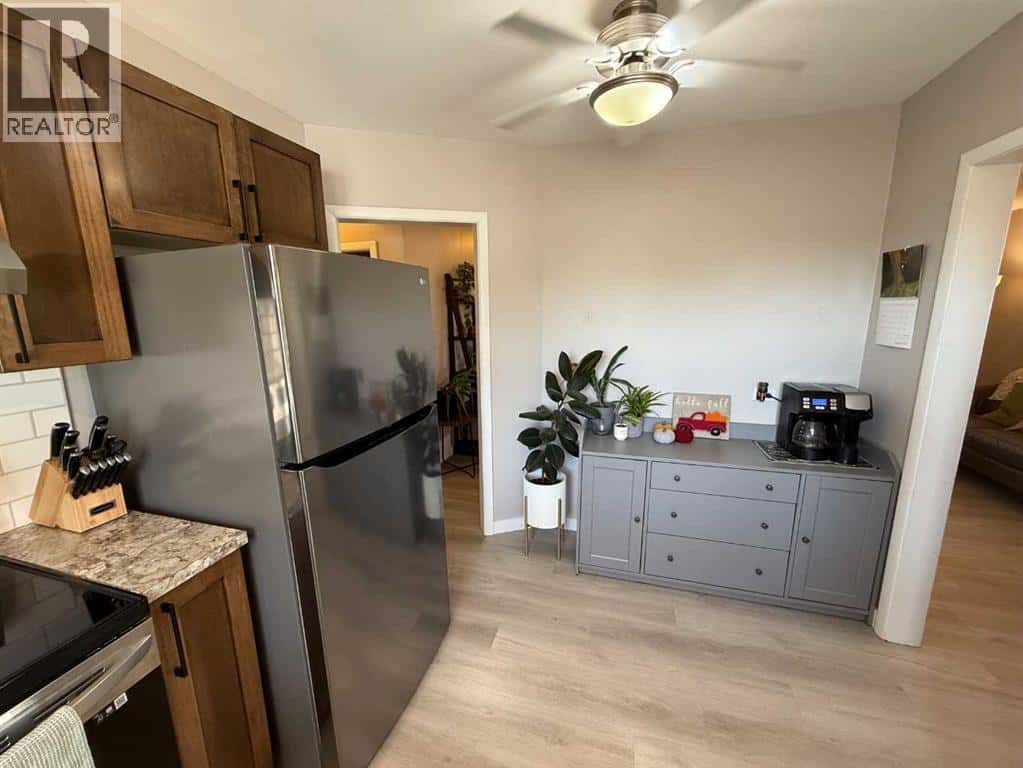 5047 51 Street — Mannville, Alberta - Photo 4 of 31