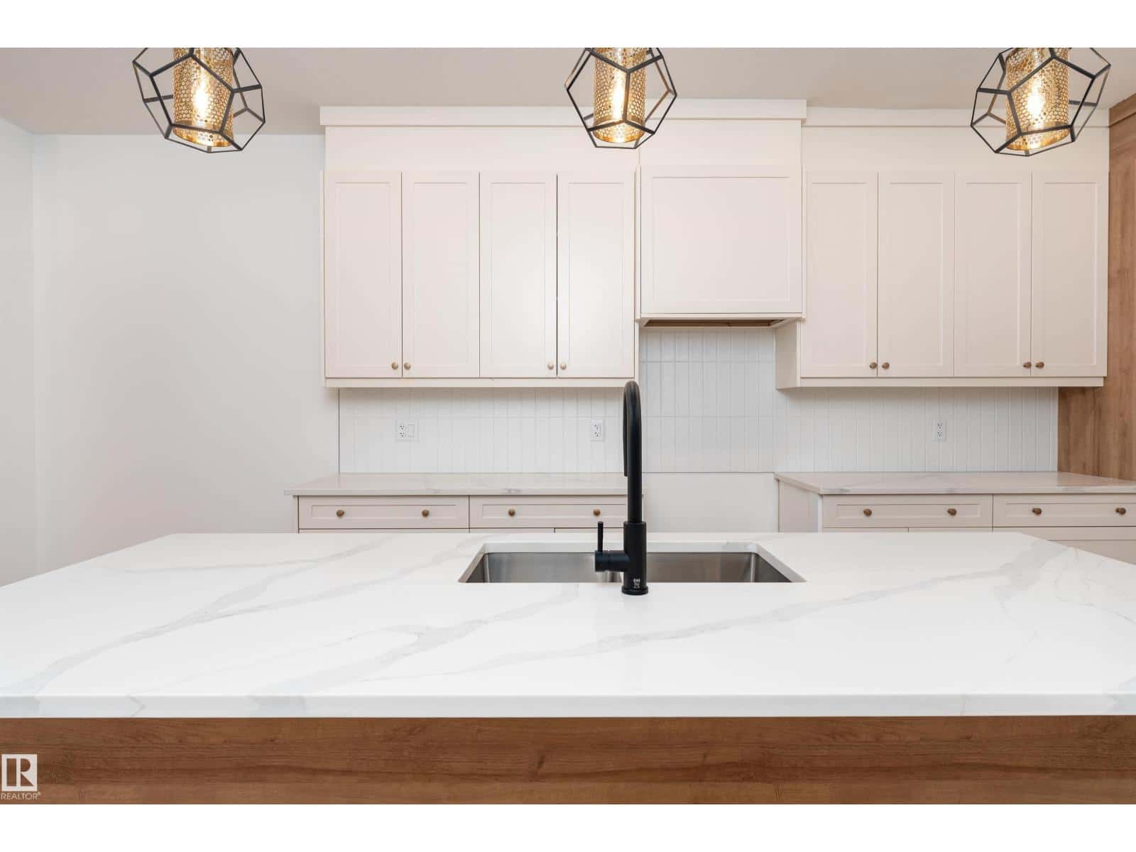 3111 MAGPIE WY NW — Edmonton, Alberta - Photo 2 of 45