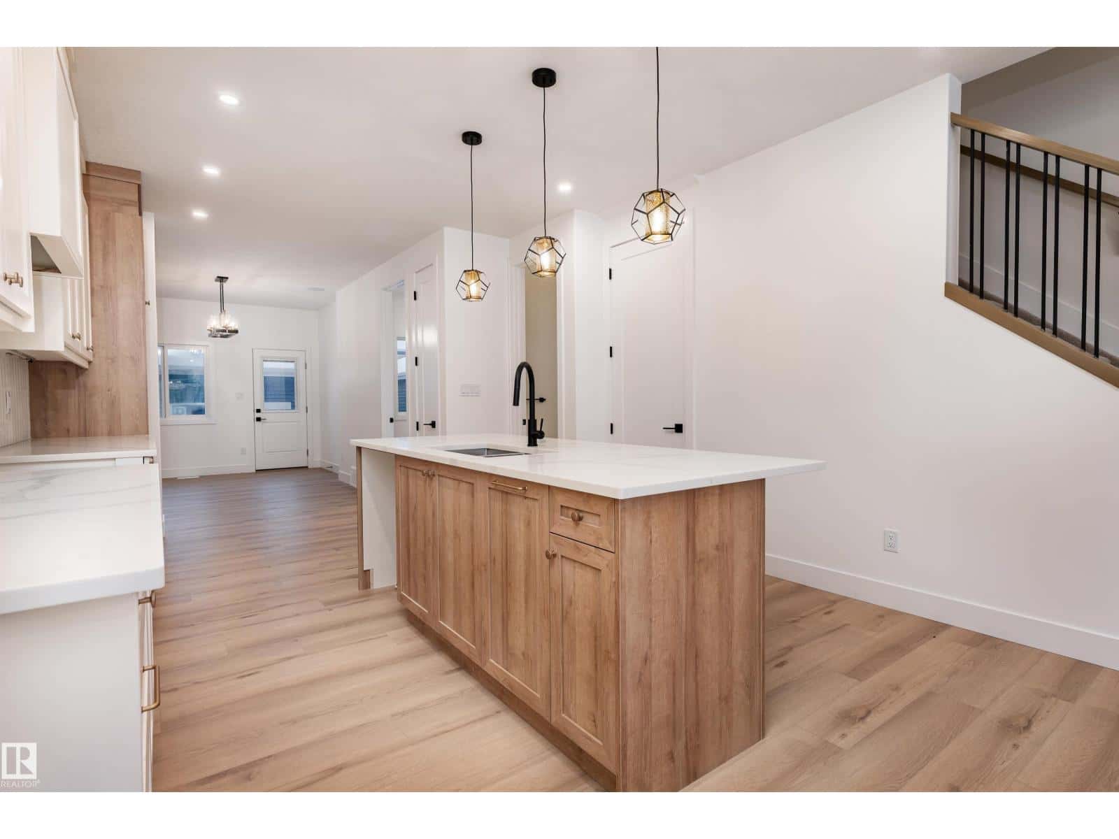 3111 MAGPIE WY NW — Edmonton, Alberta - Photo 3 of 45