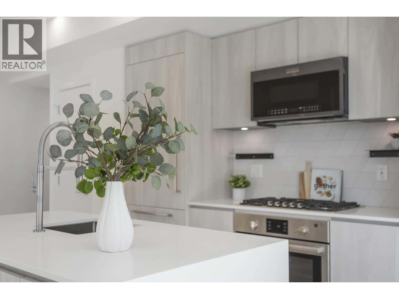 204 3264 VANNESS AVENUE — Vancouver, British Columbia - Photo 3 of 29