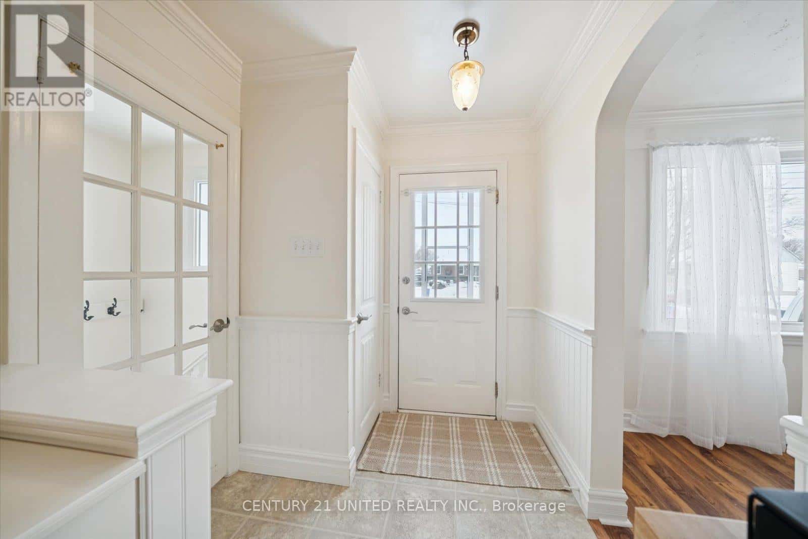 420 MCKELLAR STREET — Peterborough (Otonabee Ward 1), Ontario - Photo 4 of 39