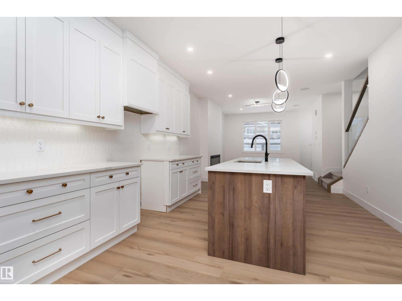 3109 MAGPIE WY NW — Edmonton, Alberta - Photo 3 of 45