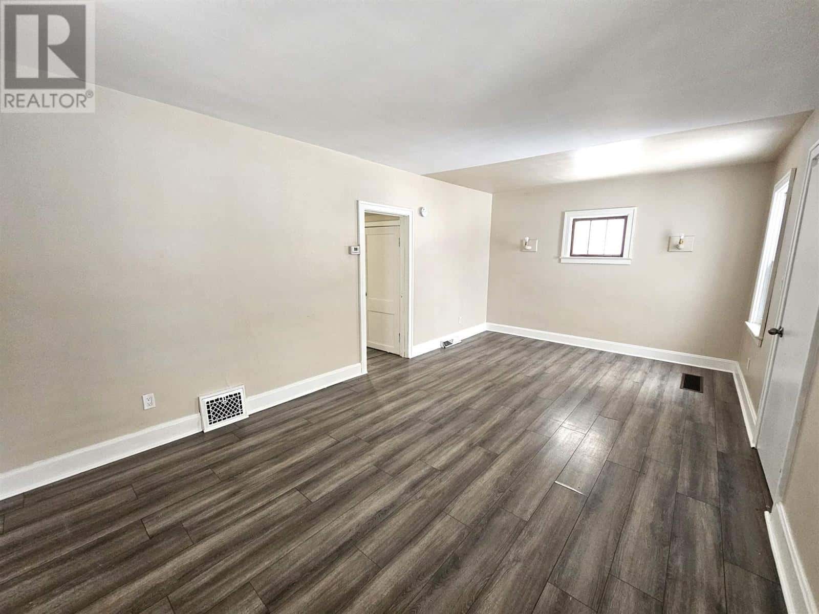 387 North ST — Sault Ste. Marie, Ontario - Photo 4 of 19