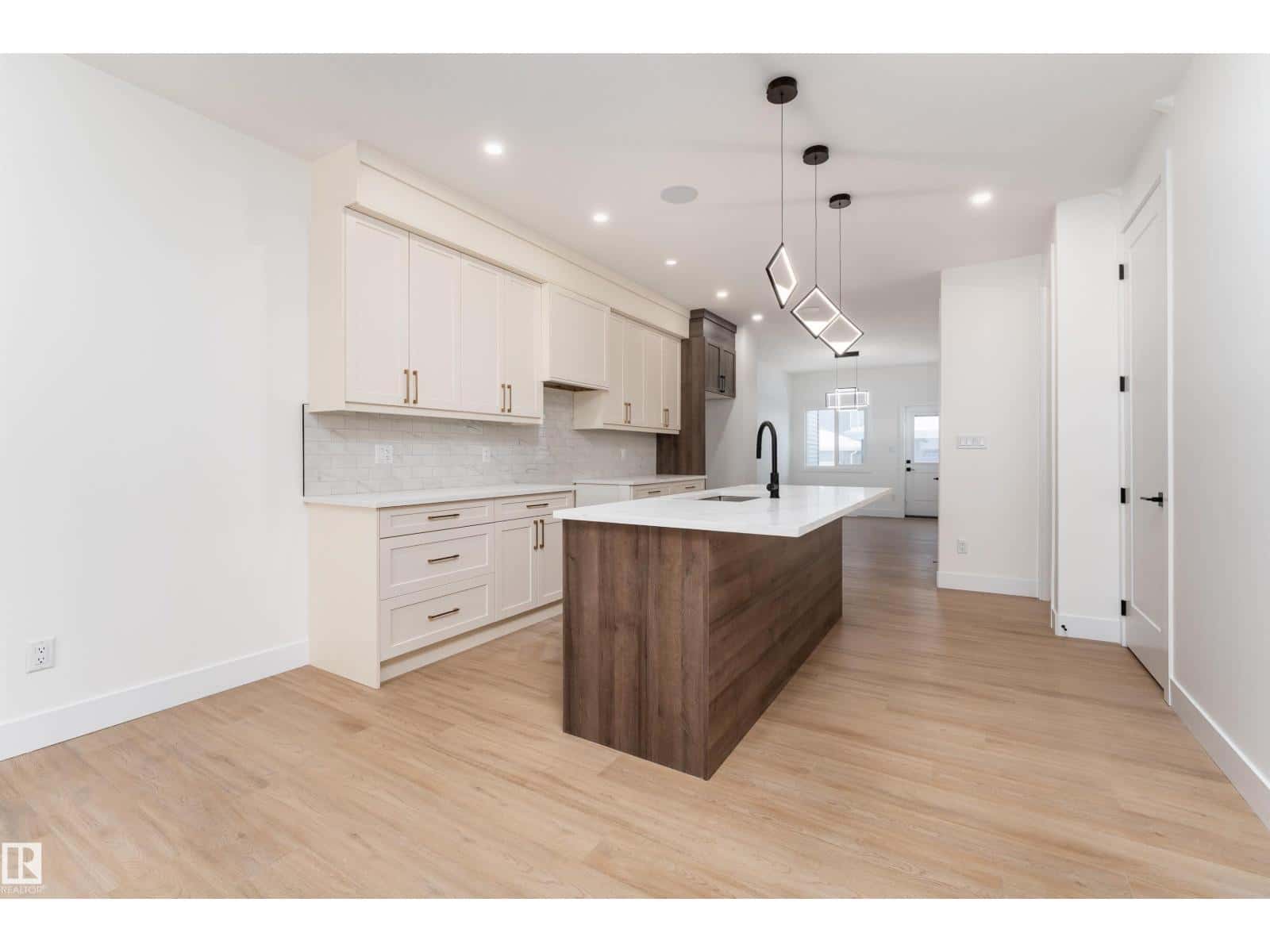 3103 Magpie WY NW — Edmonton, Alberta - Photo 5 of 48