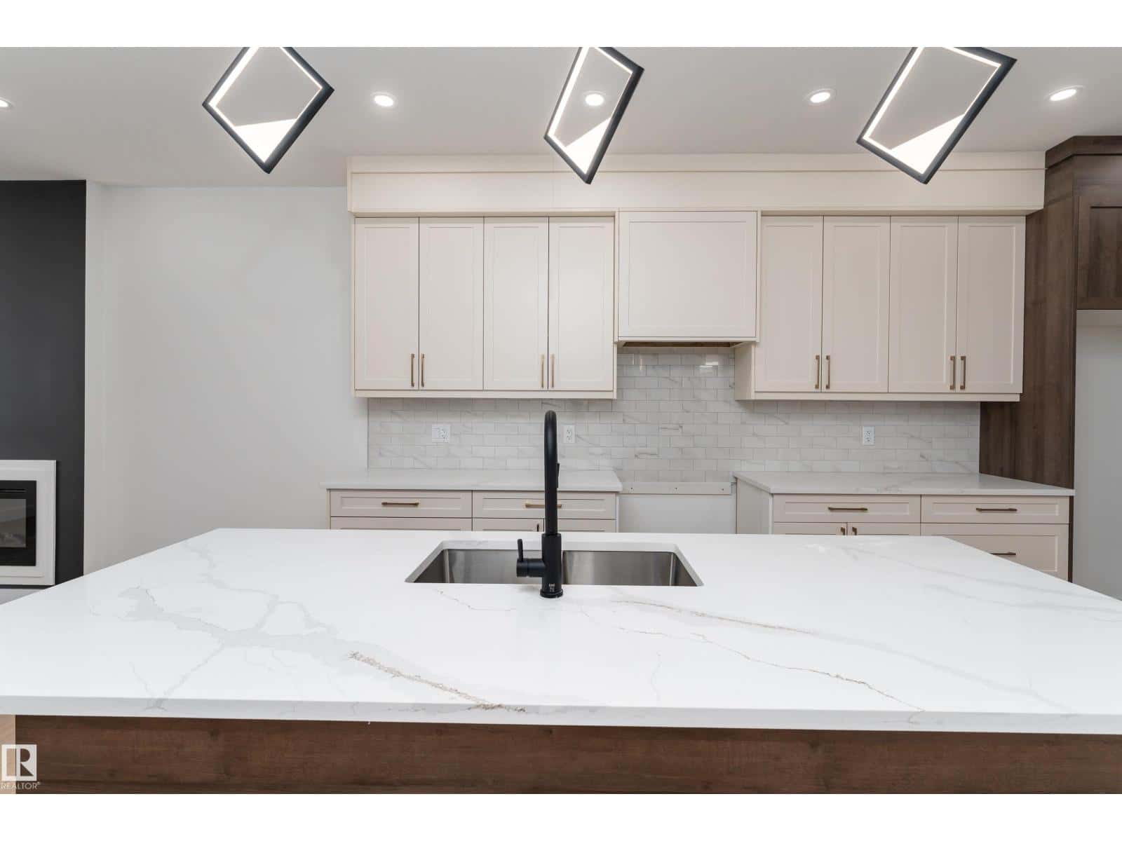 3103 Magpie WY NW — Edmonton, Alberta - Photo 3 of 48