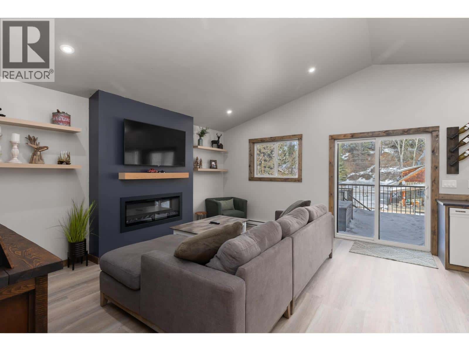 1890 Main Street — Coalmont-Tulameen, British Columbia - Photo 5 of 36