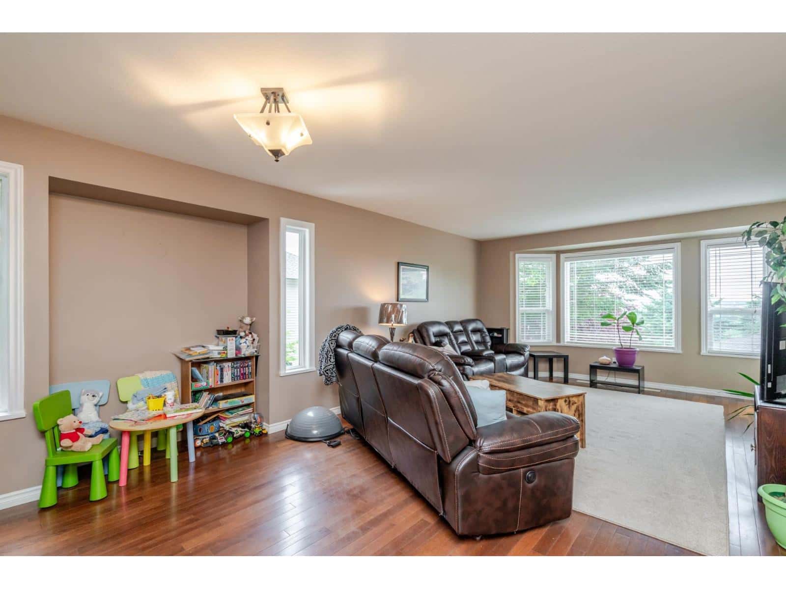 35543 DINA PLACE — Abbotsford, British Columbia - Photo 3 of 39