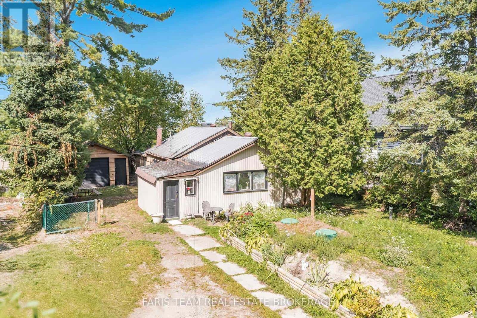 16 WATERSIDE DRIVE — Tay (Port McNicoll), Ontario - Photo 2 of 35