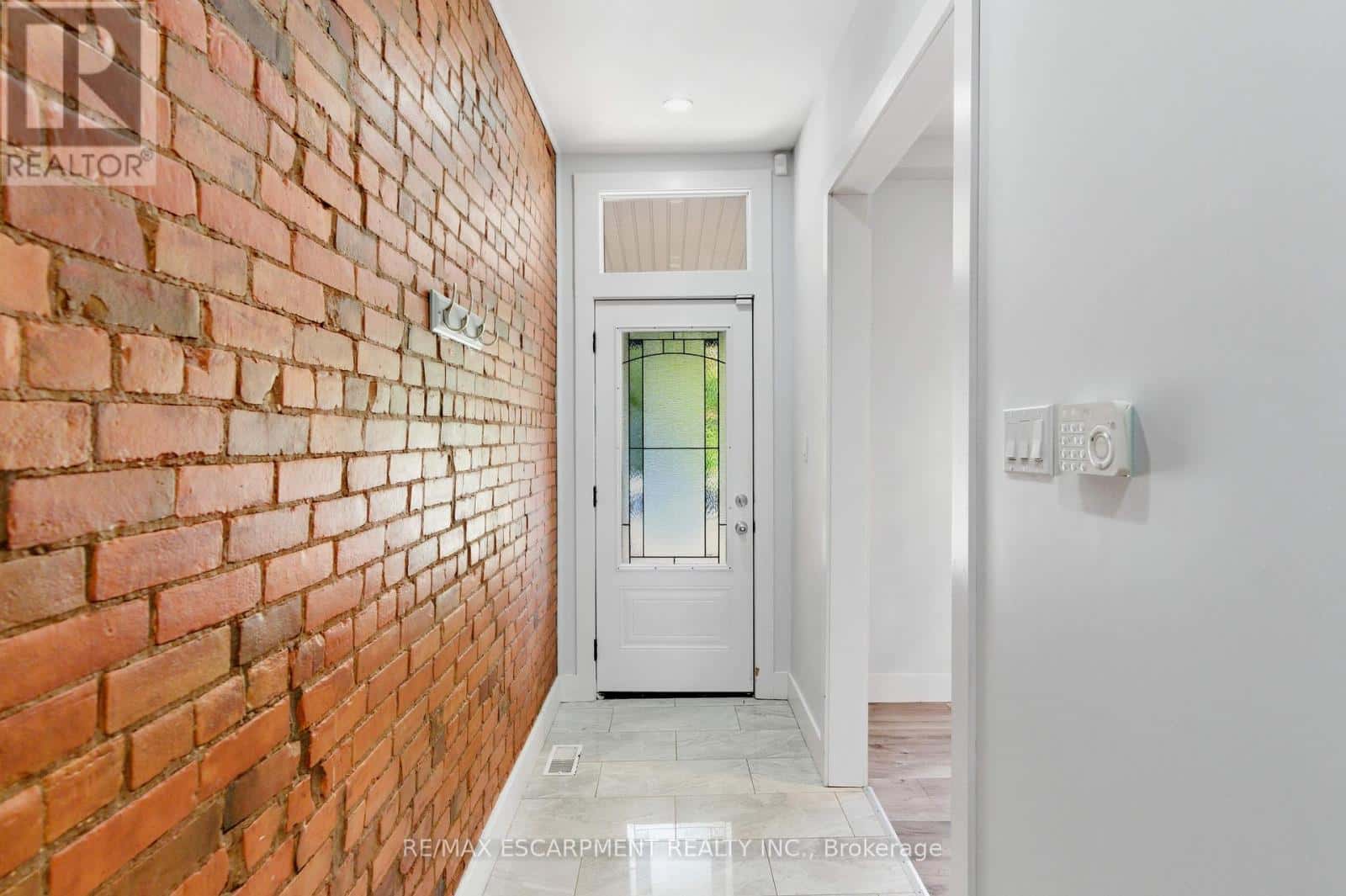 199 JACKSON STREET E — Hamilton (Corktown), Ontario - Photo 4 of 42