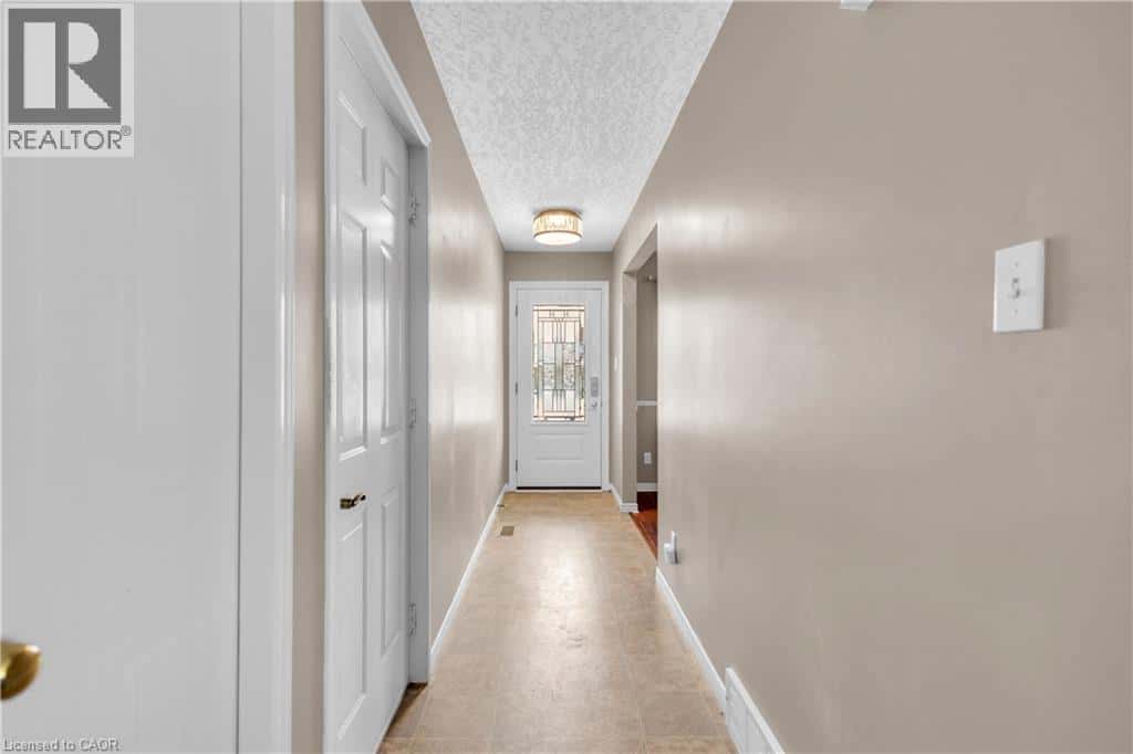 28 RIDGEWAY Crescent — Kitchener, Ontario - Photo 3 of 36