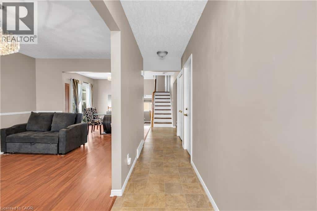 28 RIDGEWAY Crescent — Kitchener, Ontario - Photo 4 of 36