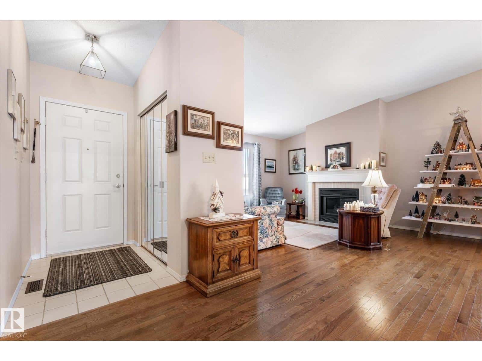 1548 54 ST NW — Edmonton, Alberta - Photo 4 of 47