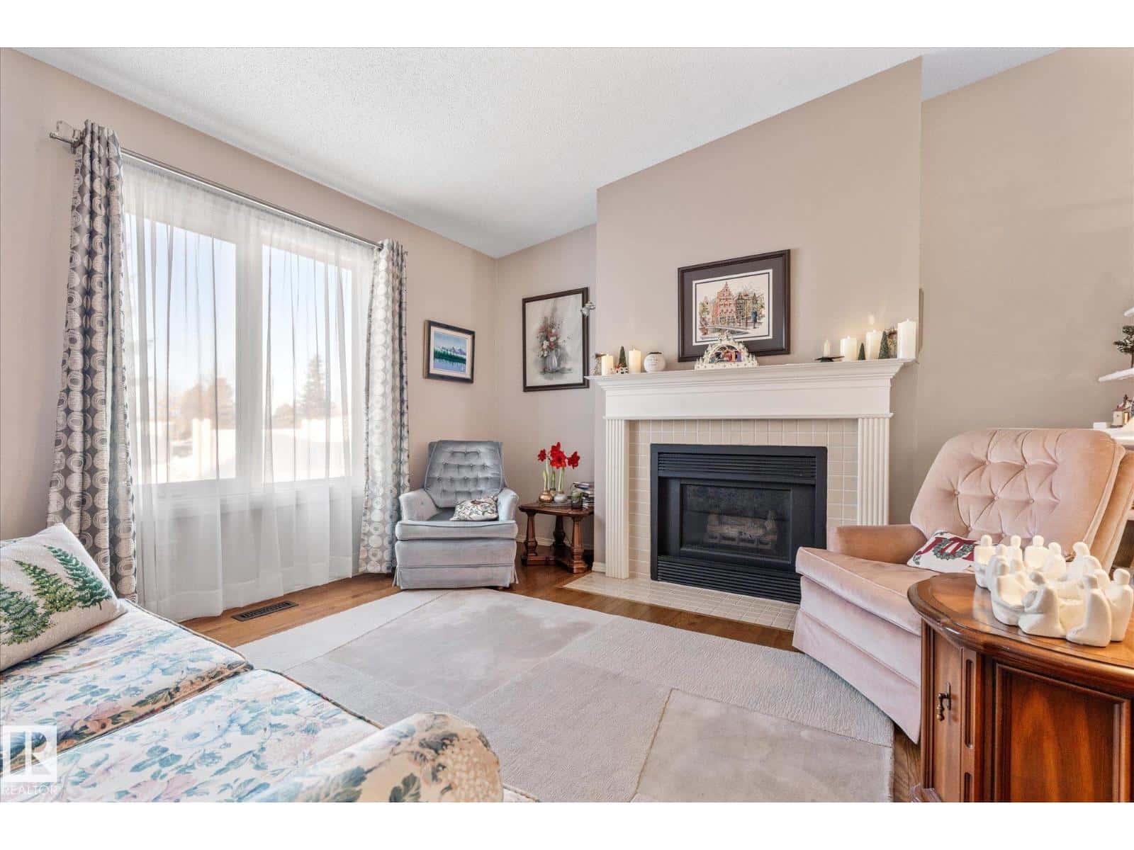 1548 54 ST NW — Edmonton, Alberta - Photo 5 of 47