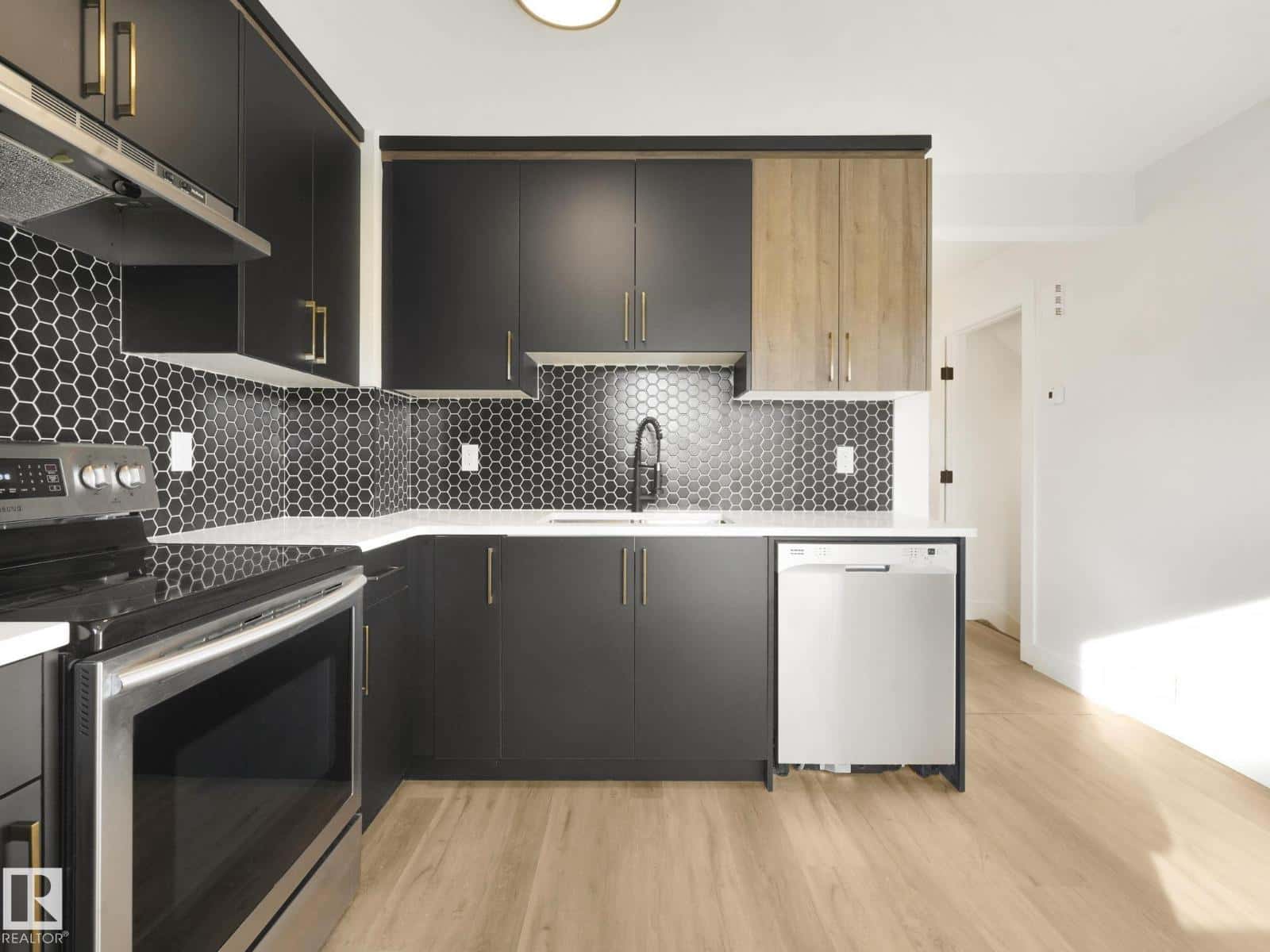 #10 13833 30 ST NW — Edmonton, Alberta - Photo 2 of 33