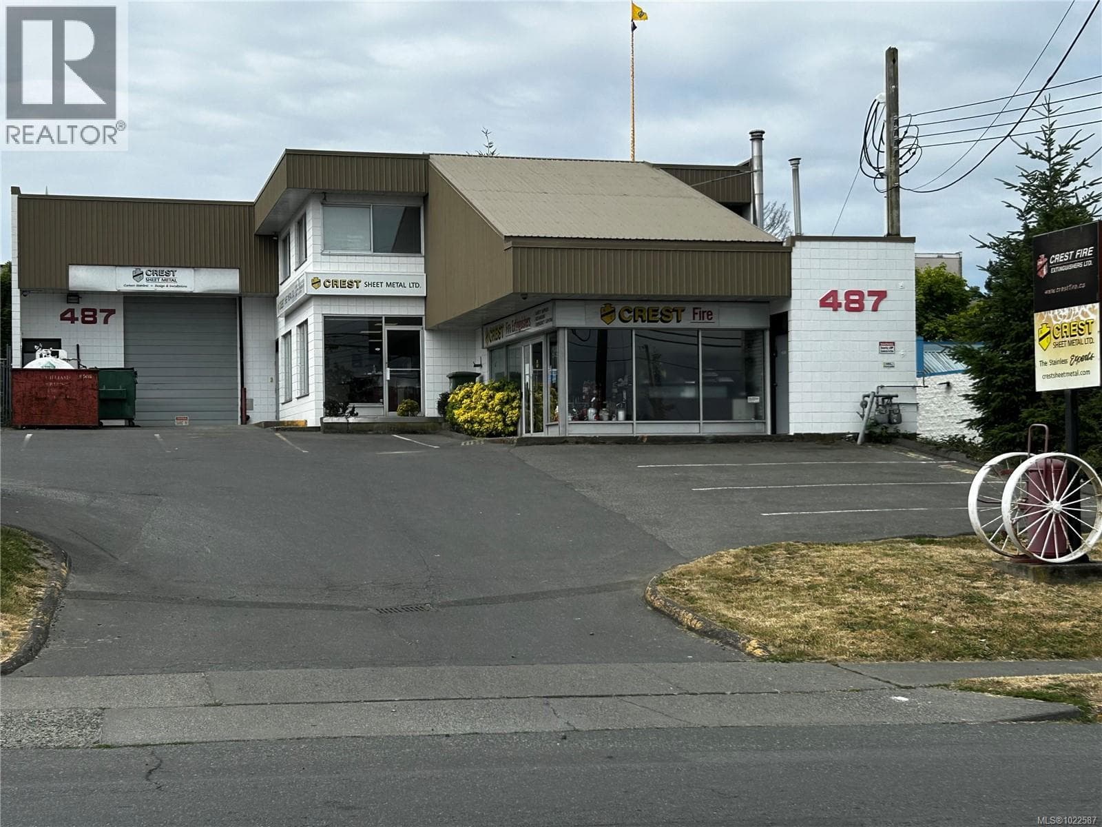 487 Burnside Rd E — Victoria, British Columbia - Main photo