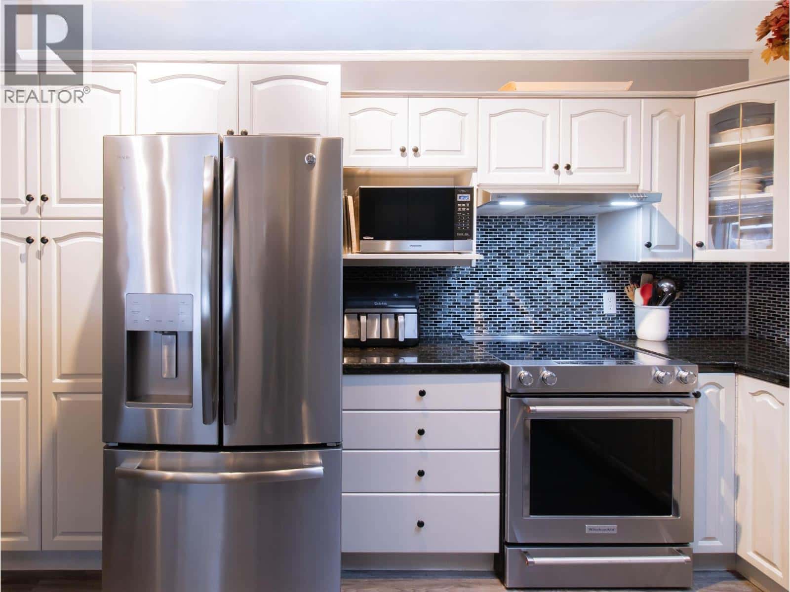 2876 Juniper Crescent — Blind Bay, British Columbia - Photo 3 of 43