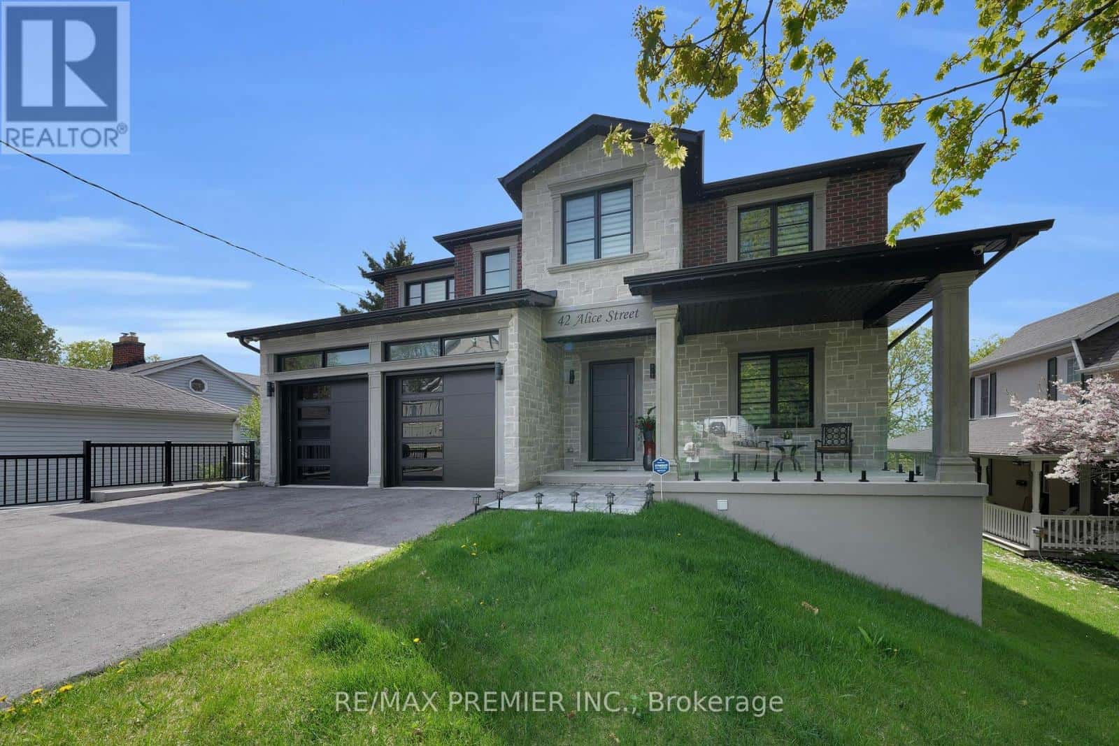 42 ALICE STREET — East Gwillimbury (Mt Albert), Ontario - Photo 2 of 50