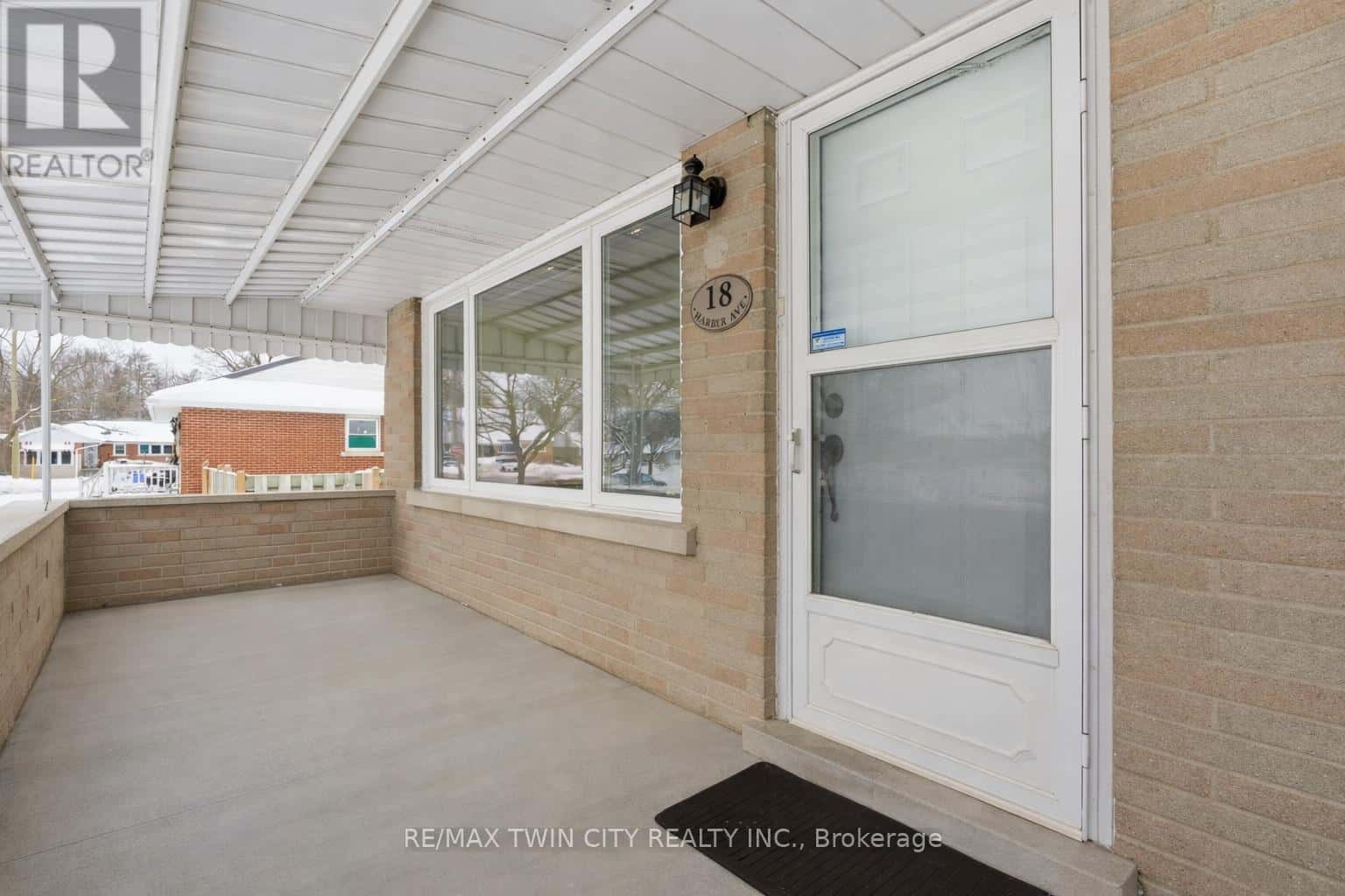 18 HARBER AVENUE — Kitchener, Ontario - Photo 3 of 34