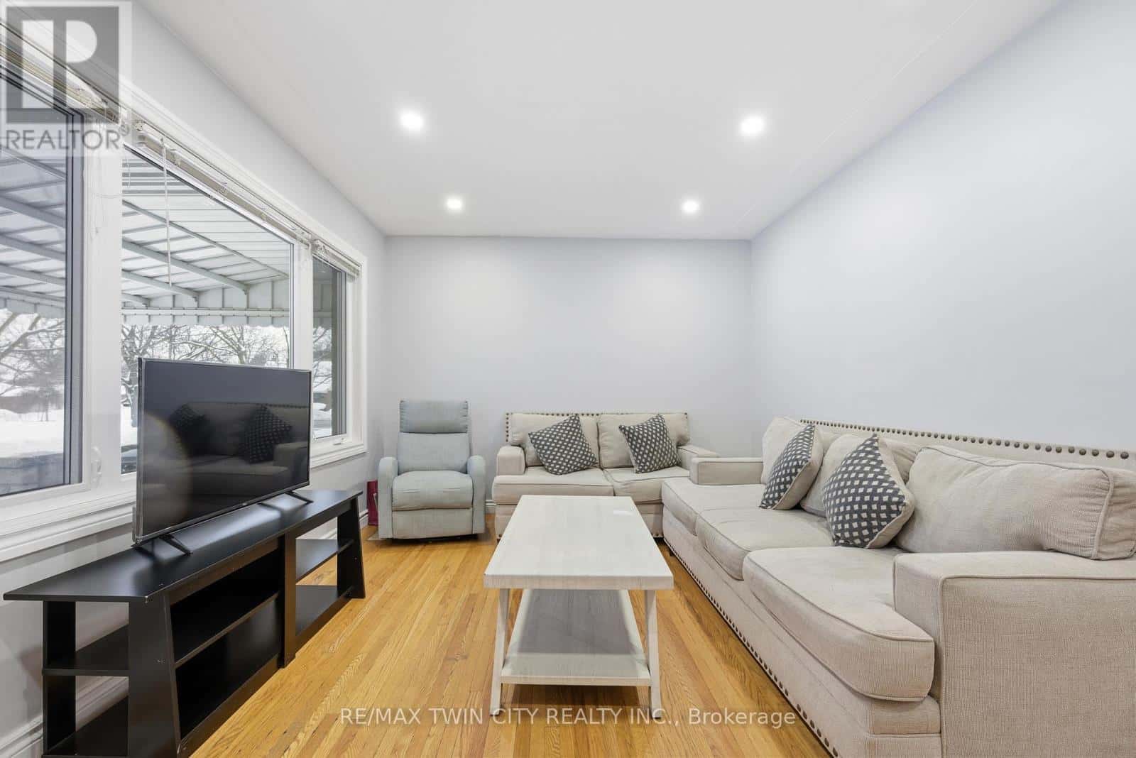 18 HARBER AVENUE — Kitchener, Ontario - Photo 4 of 34