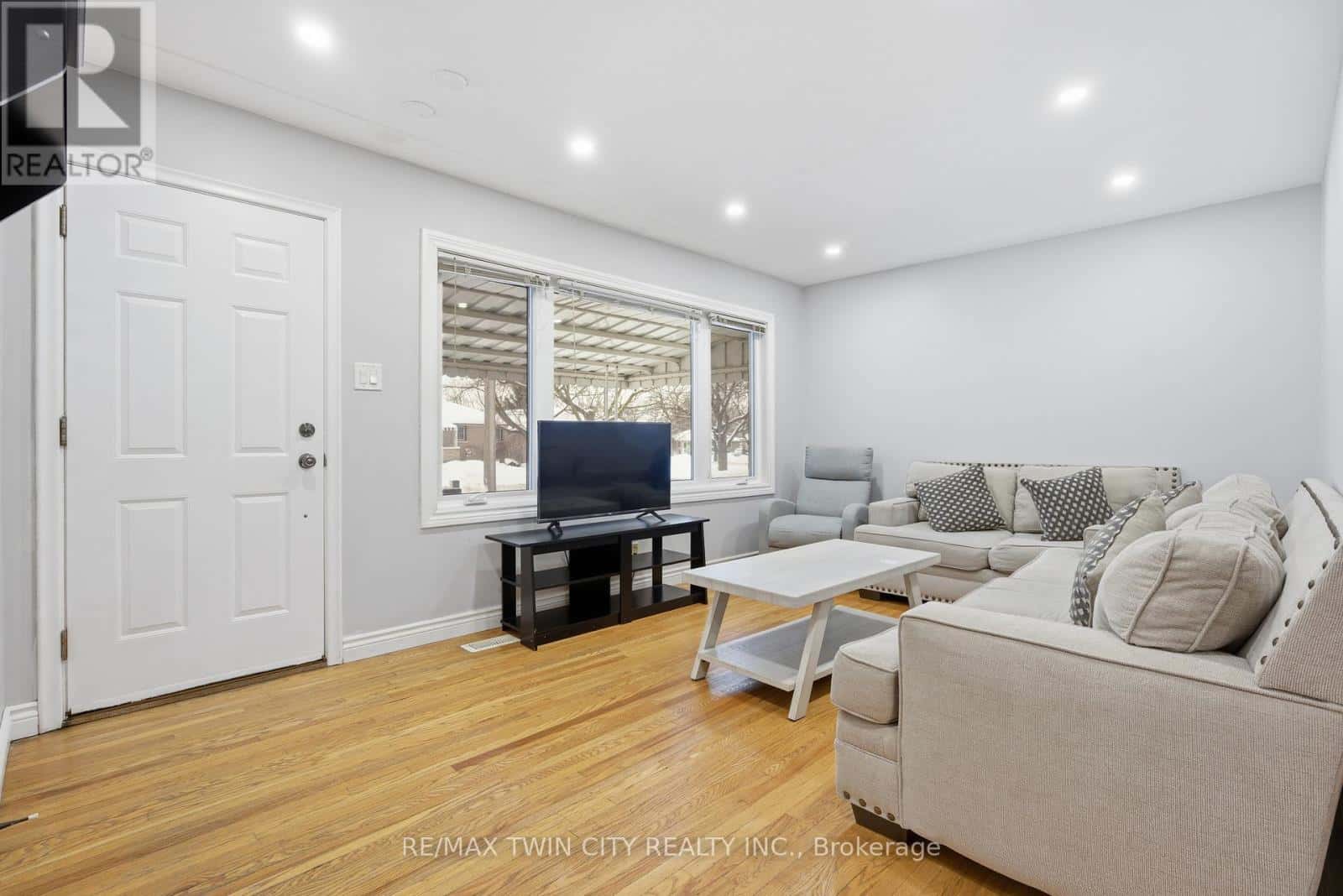 18 HARBER AVENUE — Kitchener, Ontario - Photo 5 of 34