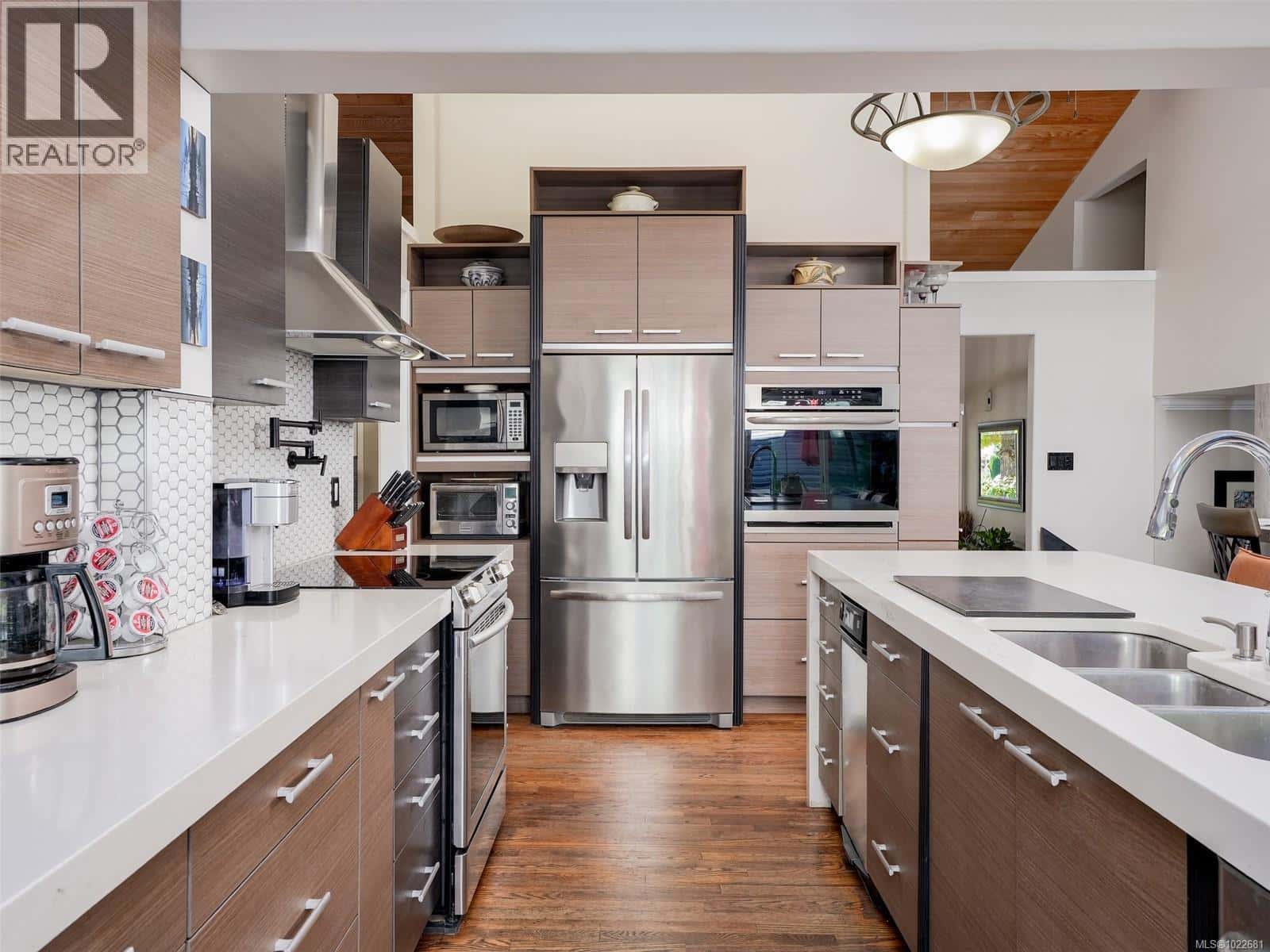 727 Paskin Way — Saanich, British Columbia - Photo 2 of 42