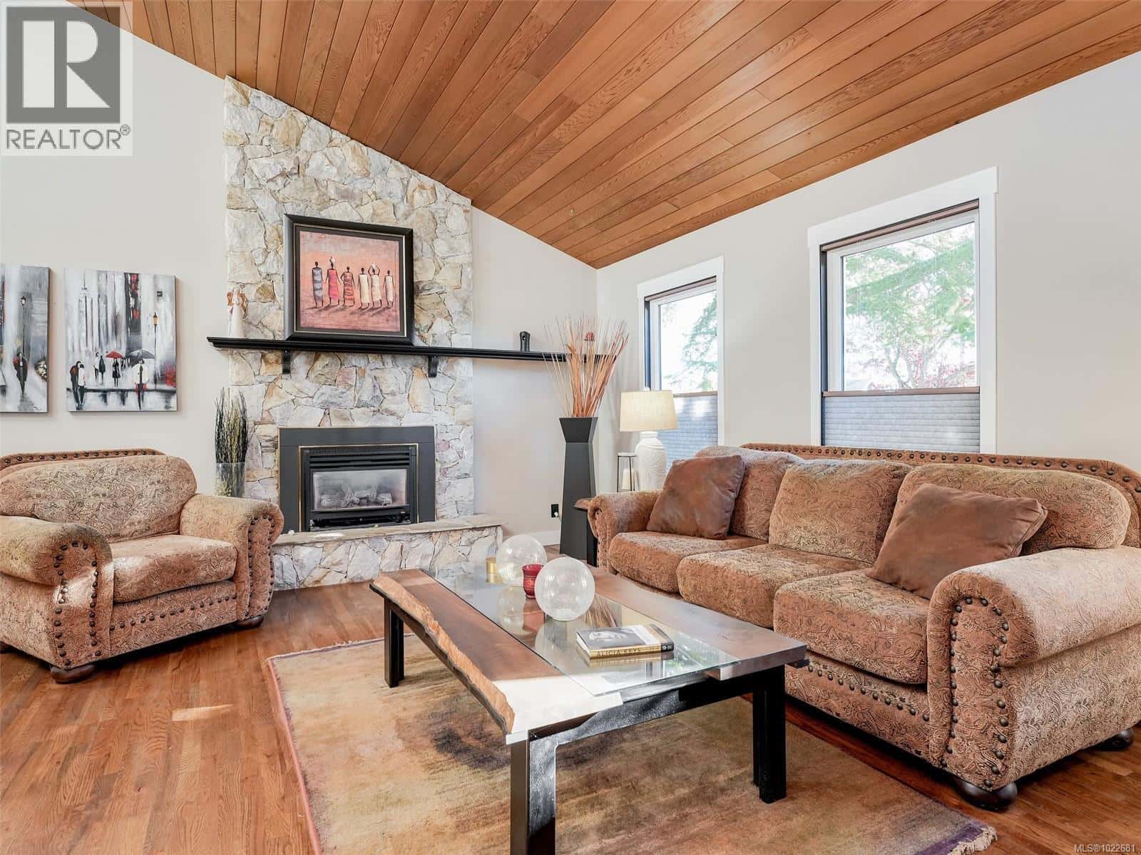 727 Paskin Way — Saanich, British Columbia - Photo 4 of 42