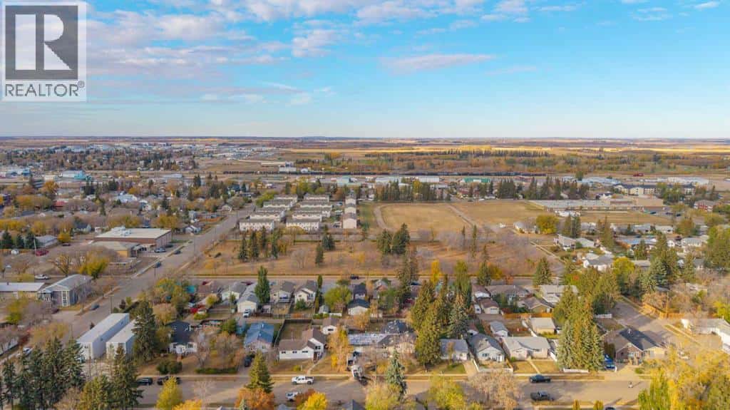 4624 45 Street — Lloydminster, Saskatchewan - Photo 2 of 41