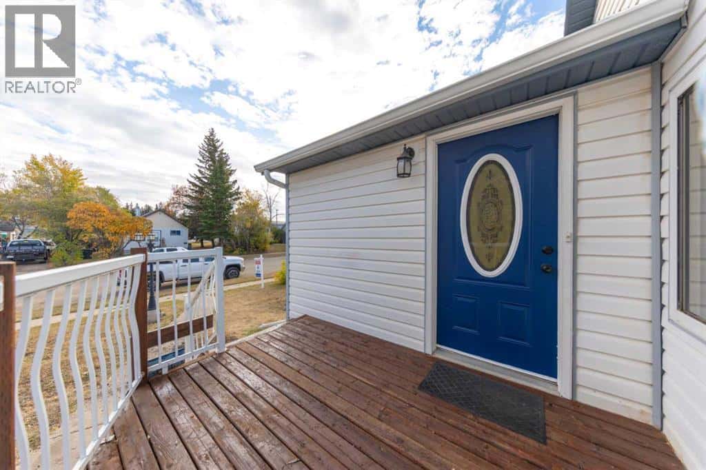 4624 45 Street — Lloydminster, Saskatchewan - Photo 5 of 41